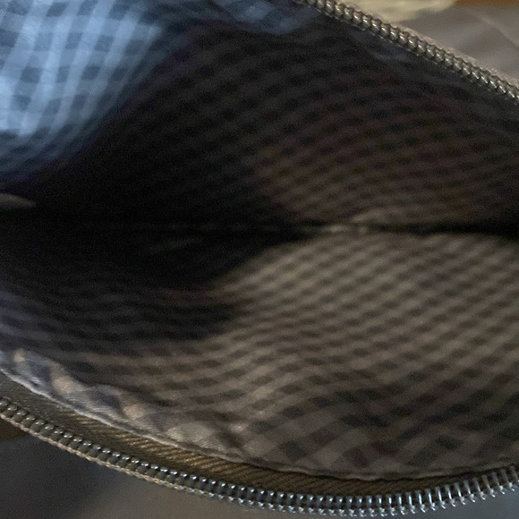 🩶Bath and Body Works🩶Gray Satin Tote w/Detachable Sequined Wristlet/NWOT - Picture 10 of 11